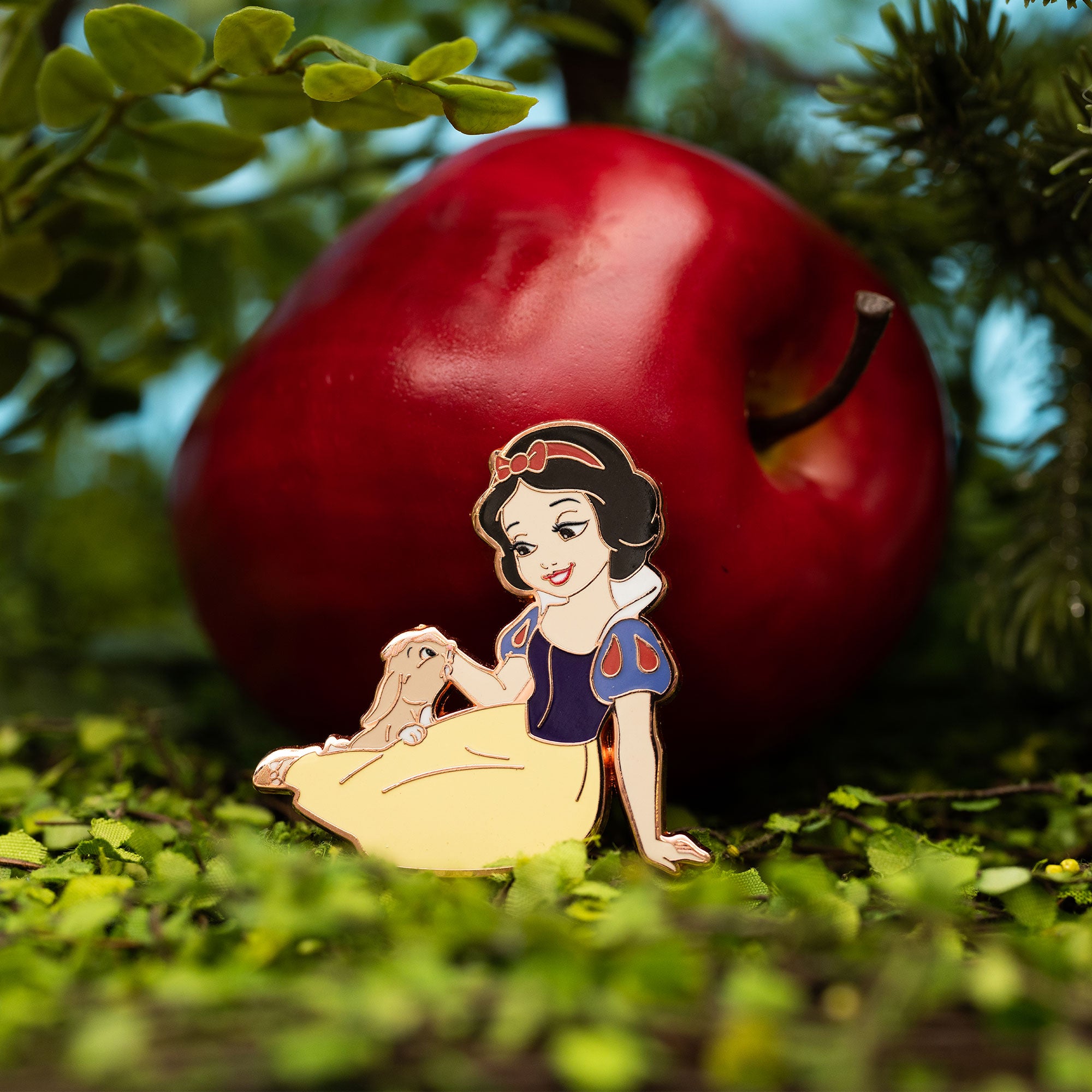 Disney Princess and Sidekicks Series Snow White with Rabbit 2.25" Special Edition 1000 Pin - NEW RELEASE